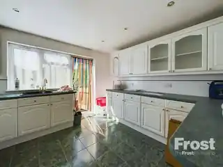 17 Camrose Avenue, photo 4