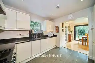 17 Debden Close, photo 2