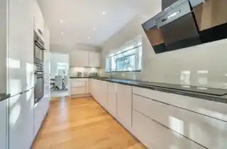 17 Elmstead Close, photo 3