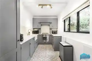 17 Harefield Road, photo 3