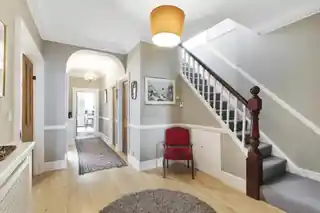 17 Hodford Road, photo 3