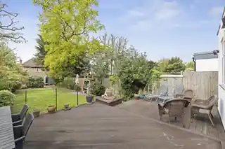 17 Hodford Road, photo 2