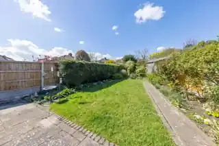 17 Manor Way, photo 2