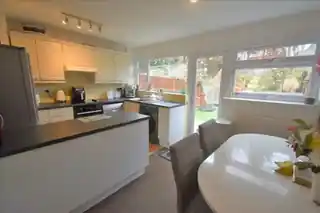 17 Neville Close, photo 4