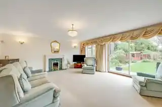 17 Priestlands Park Road, photo 3