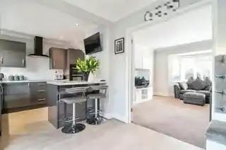 17 Stapleton Crescent, photo 2
