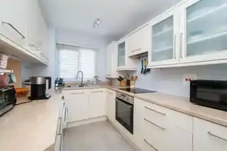17 White Lodge Close, photo 3
