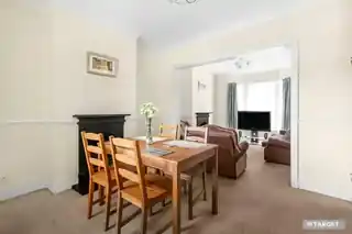 17 Woodlands Road, photo 2
