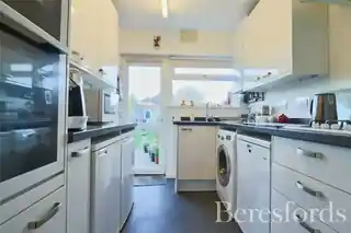 17 Woodside Close, photo 2