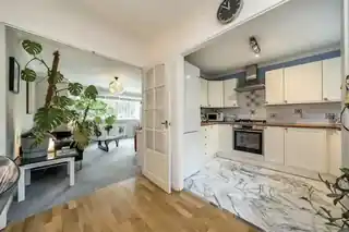 172 Courtlands Avenue, photo 4