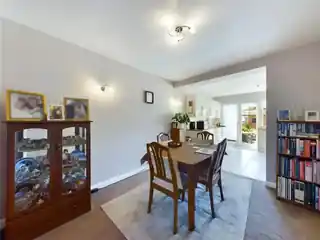 18 Cassiobury Avenue, photo 3
