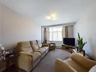 18 Cassiobury Avenue, photo 2