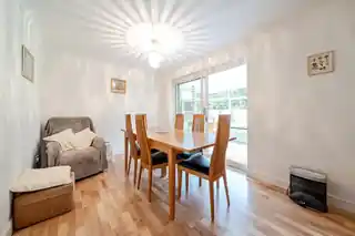 18 Courtlands Close, photo 3