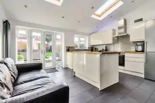 18 Hartfield Road, photo 3