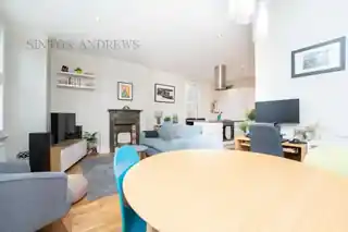 18 Lammas Park Road, photo 3