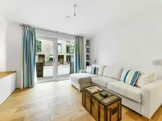 18 Narrowboat Avenue, photo 2