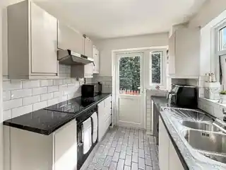 18 Peacock Gardens, photo 3