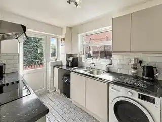 18 Peacock Gardens, photo 2
