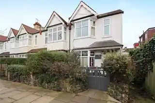 18 Rosslyn Avenue, photo 2