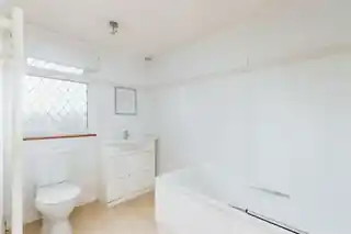 18 Taunton Avenue, photo 4