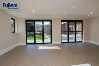 18 Taunton Drive, photo 3