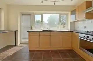 184 Southend Arterial Road, photo 3