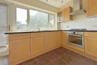 184 Southend Arterial Road, photo 4