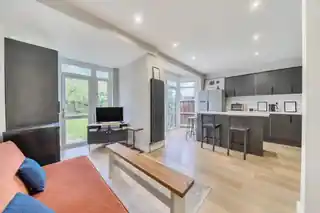 185 Rochester Way, photo 4
