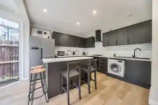 185 Rochester Way, photo 2