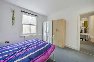 18B Lyndhurst Way, photo 3