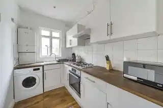 18B Lyndhurst Way, photo 2