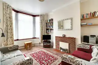 19 Farnham Road, photo 3