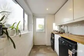 19 Lyndhurst Road, photo 3