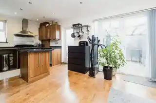19 Rayleigh Road, photo 2