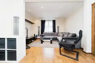19 Rayleigh Road, photo 4