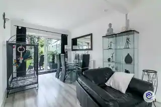 196 Cuckoo Hall Lane, photo 3