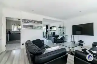 196 Cuckoo Hall Lane, photo 2