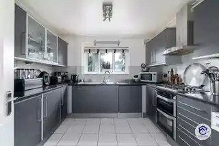 196 Cuckoo Hall Lane, photo 4