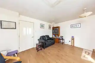 1B Baden Powell Close, photo 2