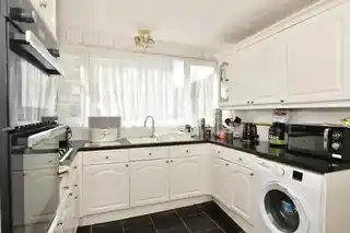 2 Bell Farm Avenue, photo 3