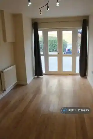 2 Cedar Close, photo 3