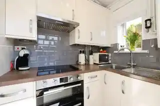 2 Dawson Avenue, photo 4