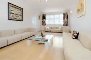 2 De Bohun Avenue, photo 3