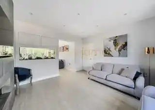 2 Derwent Avenue, photo 3