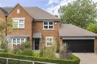 2 Douglas Close, photo 2
