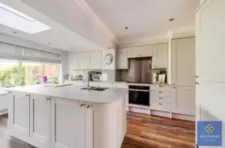 2 Dunster Close, photo 2
