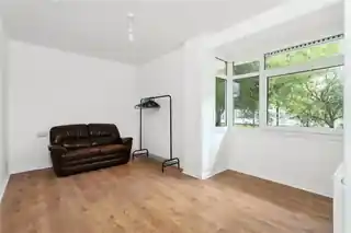 2 Georgina Gardens, photo 2
