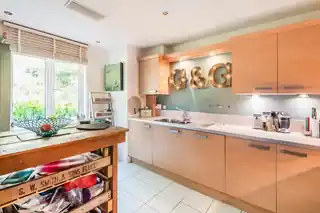 2 Holmes Close, photo 4