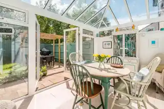 2 Holmes Close, photo 3