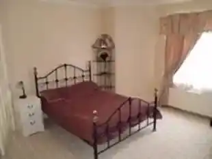 2 Leeside Crescent, photo 3